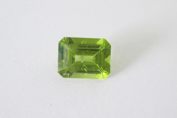 peridot 9x7mm emerald cut 2.40cts