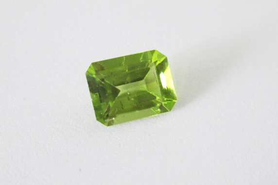 peridot 9x7mm emerald cut 2.40cts