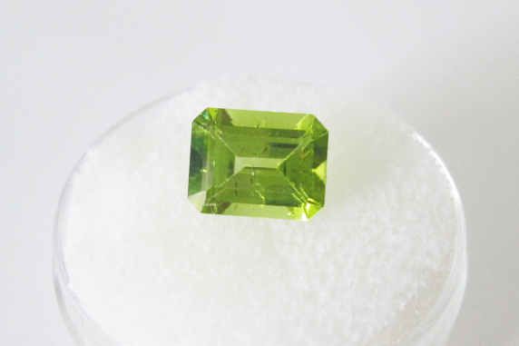 peridot 9x7mm emerald cut 2.40cts