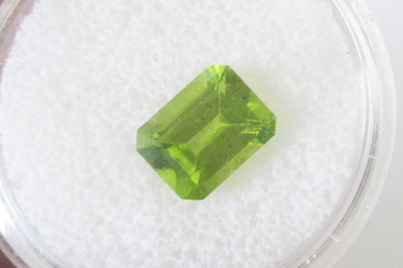 peridot 9x7mm emerald cut 2.40cts